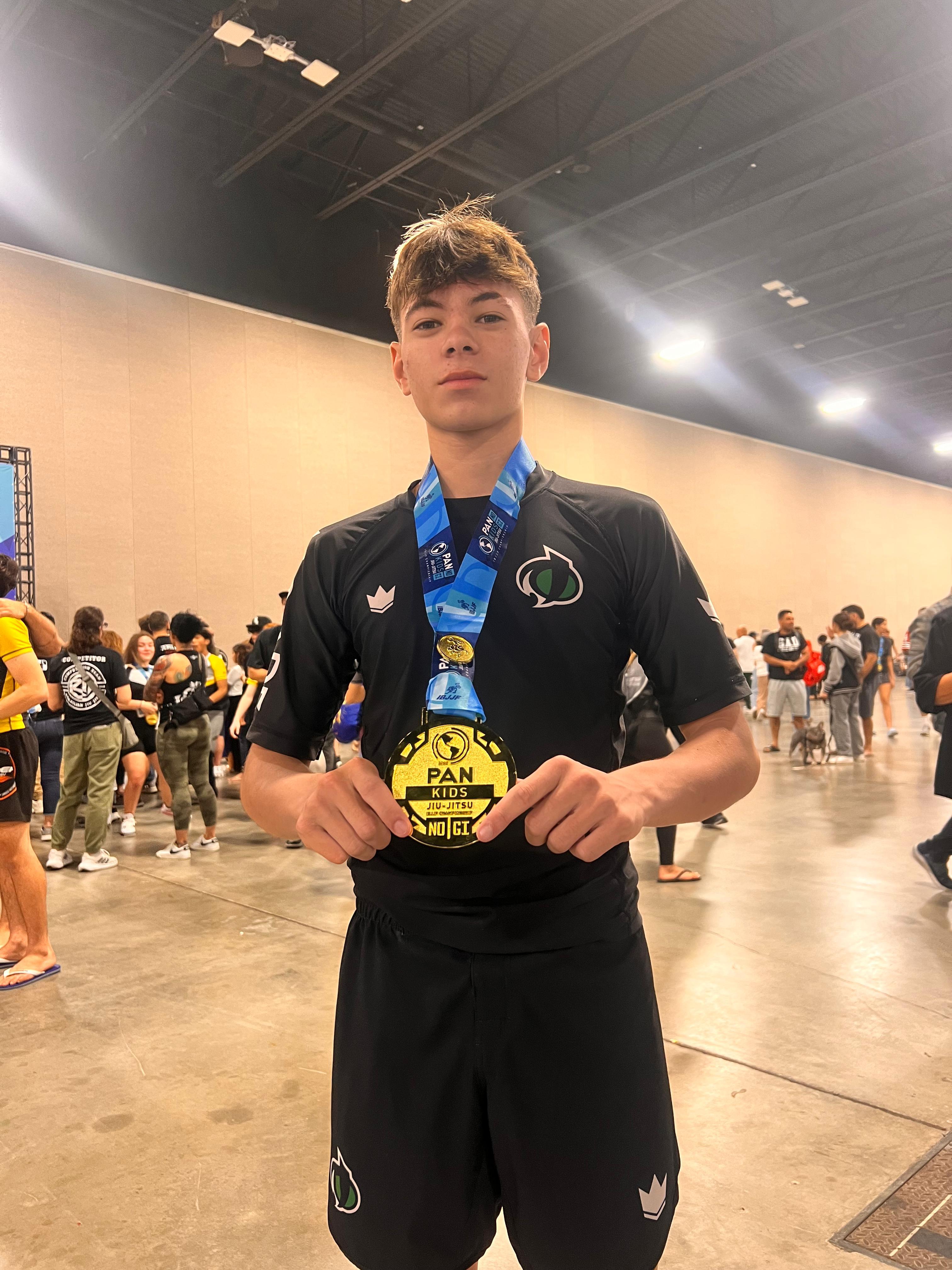 Rafael Lucas com medalha do Pan Kids IBJJF